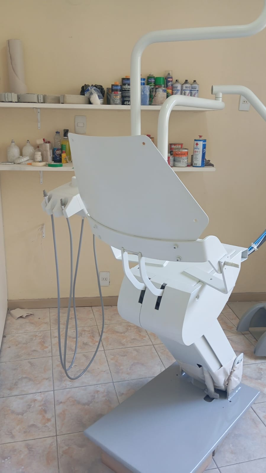 Equipamento odontológico na oficina durante manutenção
