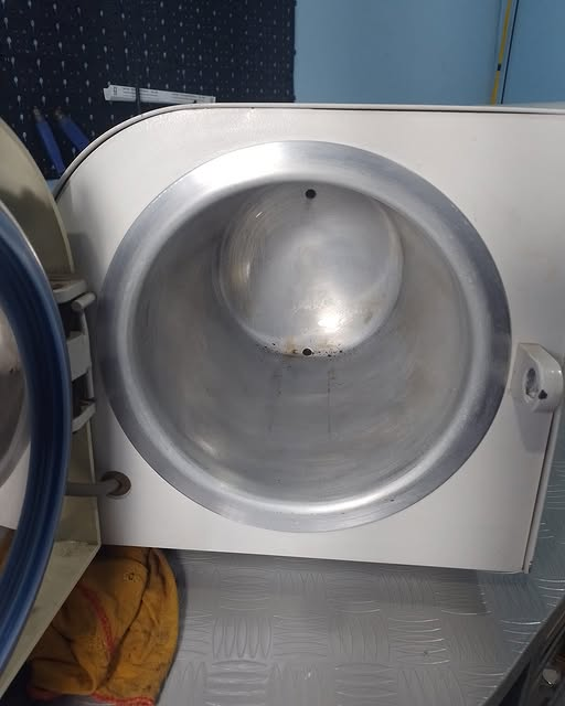 Câmara interna de autoclave após limpeza e reparo